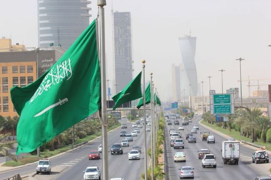 علم السعودية مع الشوارع