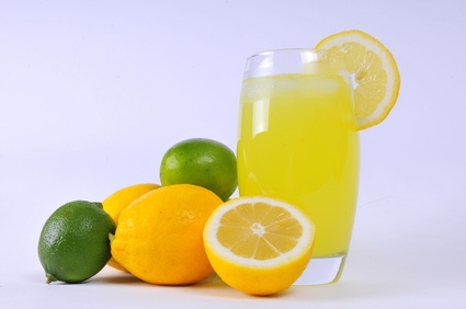 استشاري أمراض قلب يصحح معلومة خاطئة عن شرب الماء الدافئ مع الليمون على الريق