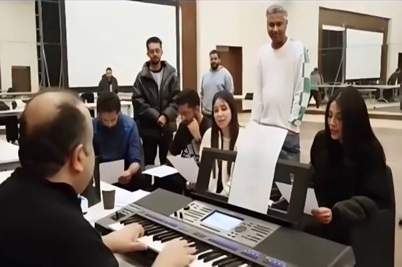 شاهد ما فعله أمير سعودي مع الفنانة أسيل عمران (فيديو)