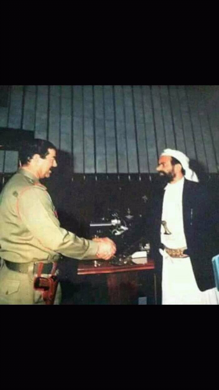 الشيخ الذهب يصافح صدام حسين 