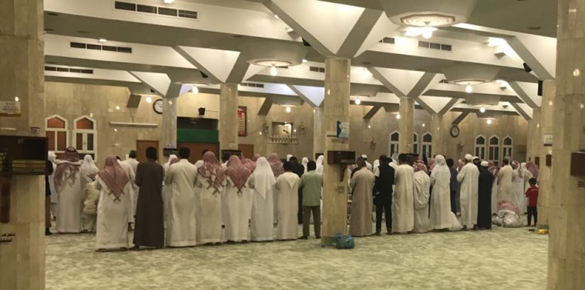 صلاة في مسجد سعودي
